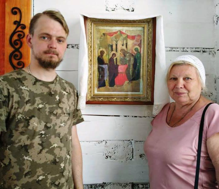Тамара Викторовна с волонтером Борисом Абаниным около иконы подаренной волонтерами.jpg