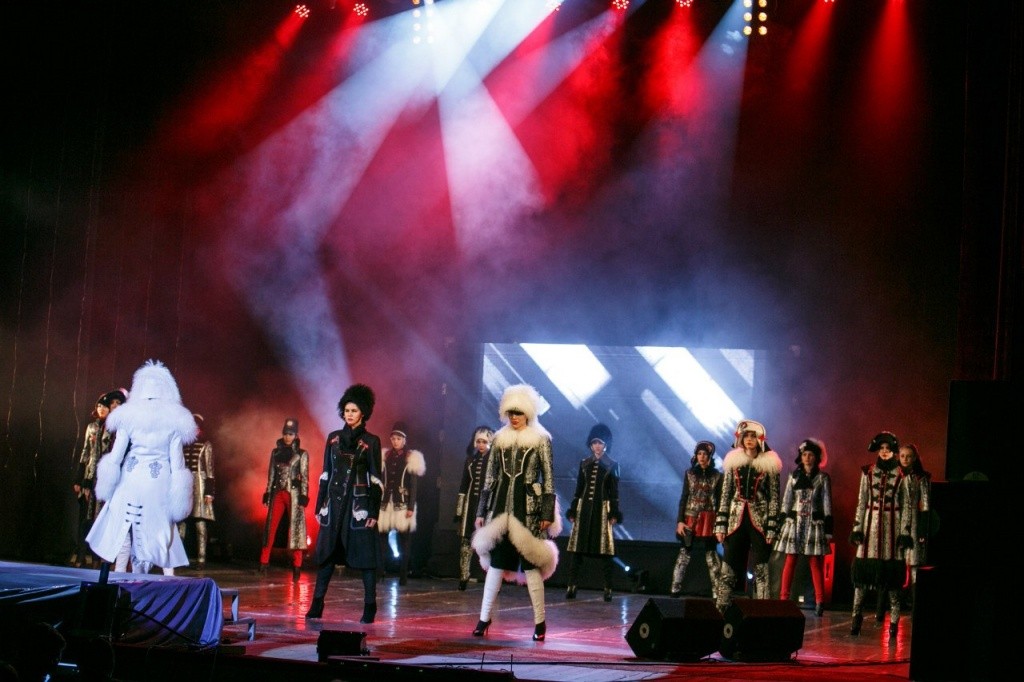 Одна из коллекций художника-модельера Ларисы Воробьевой.jpg Одна из коллекций художника-модельера Ларисы Воробьевой.jpg