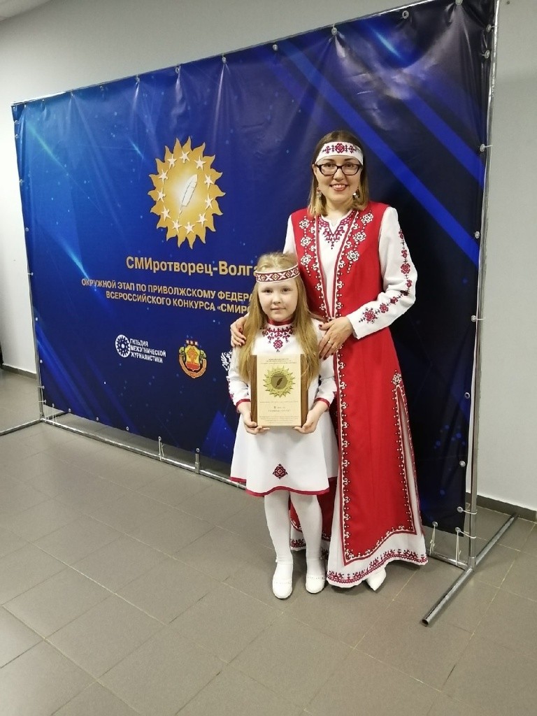 Со своей совидущей и дочерью Аней на церемонии награждения победителей окружного этапа конкурса СМИротворец. Фото предоставлено Натальей Ямаевой.jpg