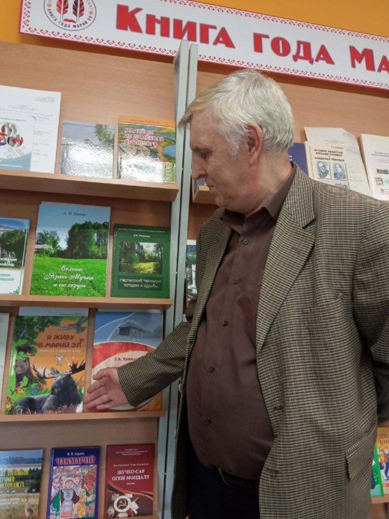 Автор с детской книгой.jpg