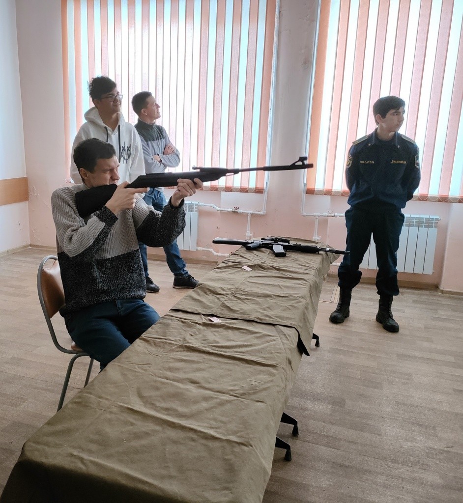 В праздничной программе нашлось место и мастер-классу по стрельбе! (Фото предоставлена МРО ВОИ, Натальей Богомоловой).