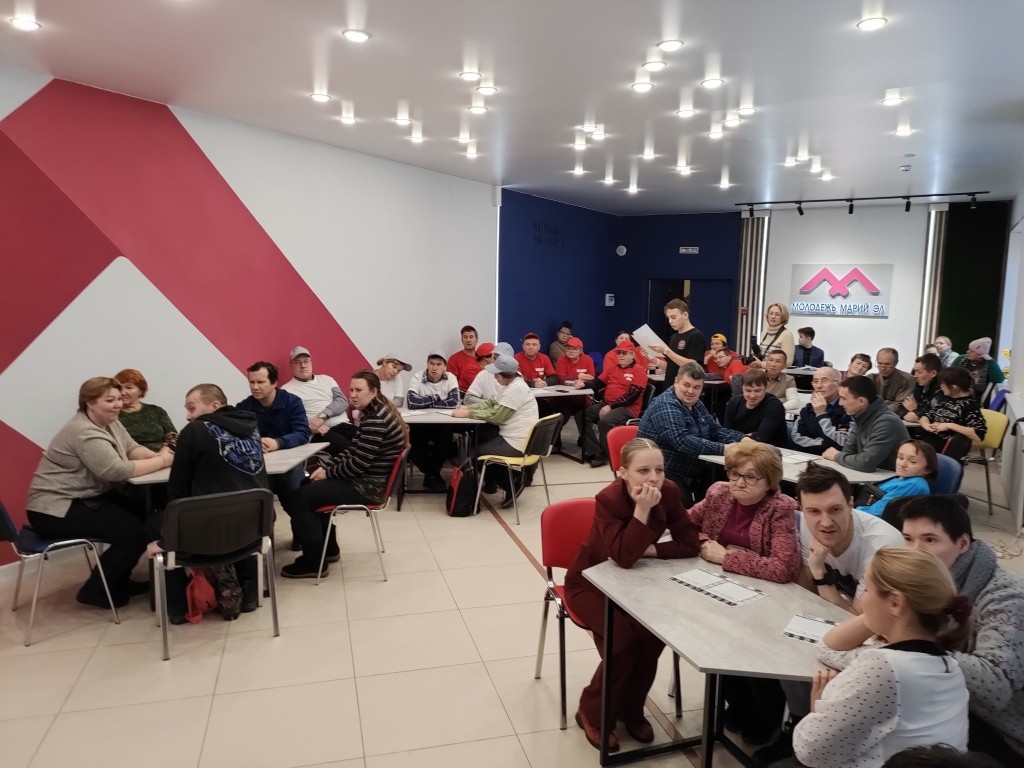 Тише! Идет игра - почти "Что? Где? Когда?". (Фото предоставлено МРО ВОИ, Натальей Богомоловой).