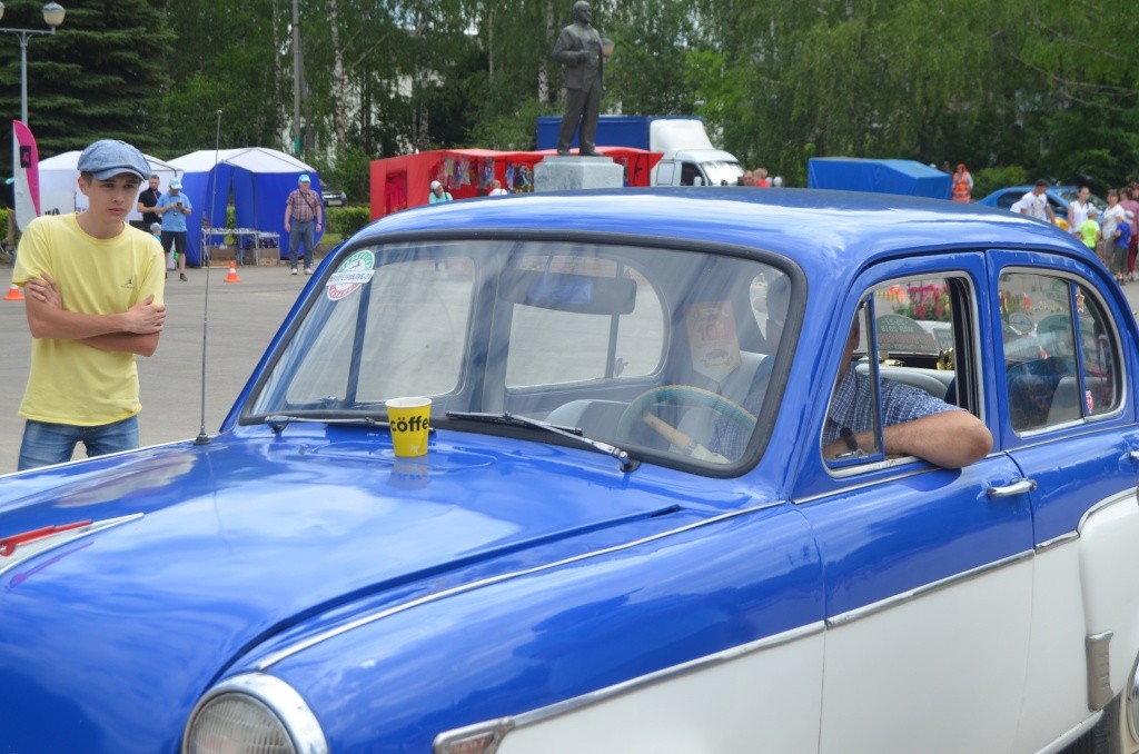 Редкий водитель может проехать на скорости полосу препятствий, не расплескав содержимое стаканчика, который установлен на капоте.jpg
