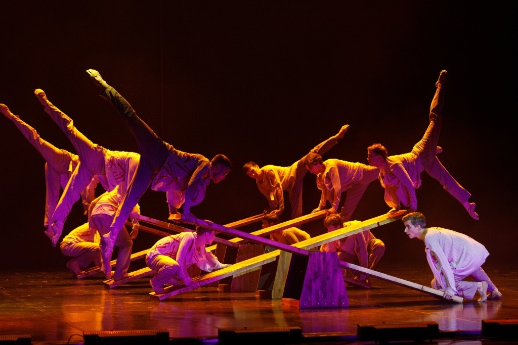 Деревянные качели стали главными элементами декораций. Фото Евгения Никифорова.jpg