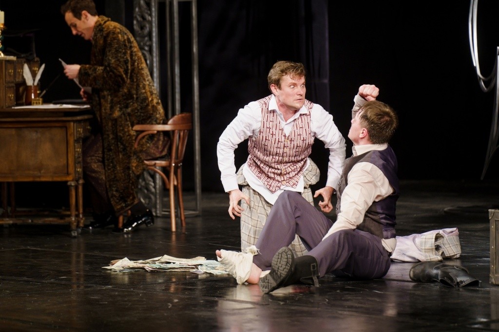 Великолепный дуэт жуликов в исполнении Евгения Сорокина (Расплюев) и Дмитрия Шишмакова (слуга Федор).jpg