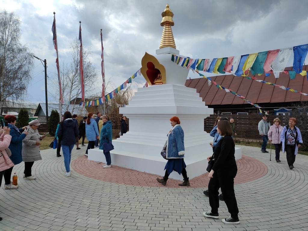 Инвалиды из районов МРЭ даже увидели буддийскую Ступу. (Фото предоставлено МРО ВОИ).