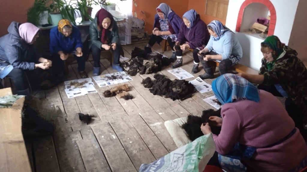 Шерсть всем миром чистили три дня. Шерсть всем миром чистили три дня.jpg