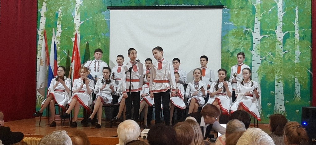 Школьники представили гостям литературно-музыкальную композицию. (Фото предоставлено Сергеем Шареевым).