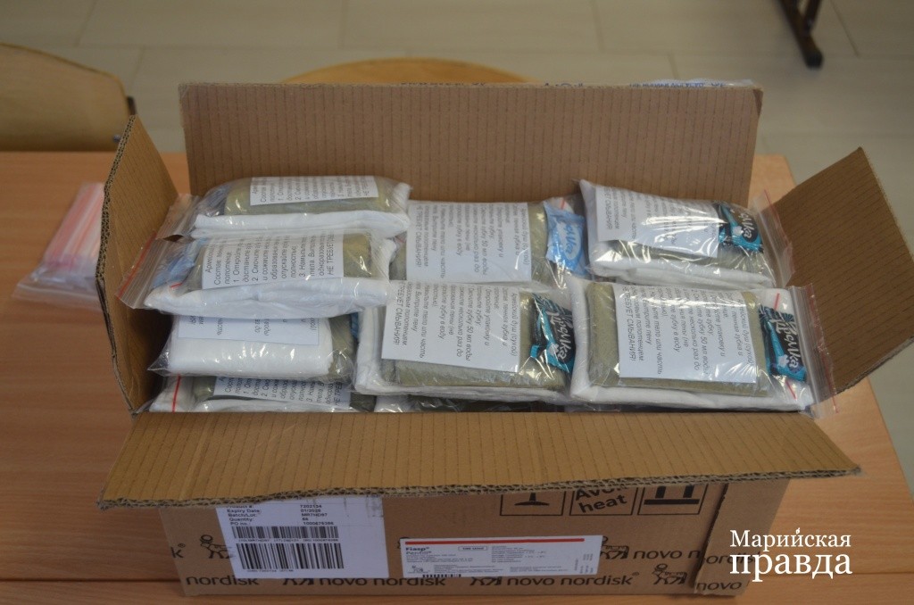 За час работы восьмиклассники с помощью педагогов накрутили целую коробку пакетиков сухого душа. За час работы восьмиклассники с помощью педагогов накрутили целую коробку пакетиков сухого душа..jpg