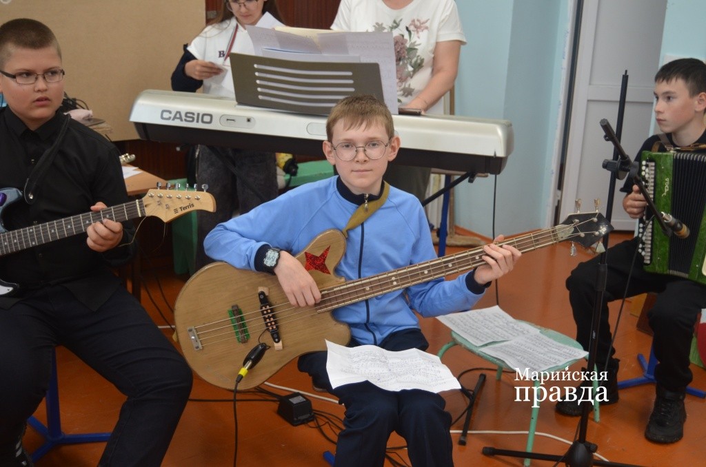 Вот эта гитара сделана руками трудовика Михаила Фоминых1.jpg