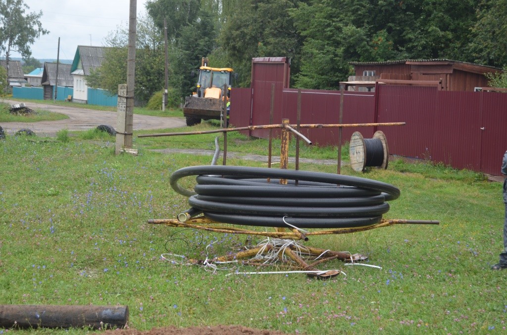 Трактор разматывает бухту газовой трубы.JPG