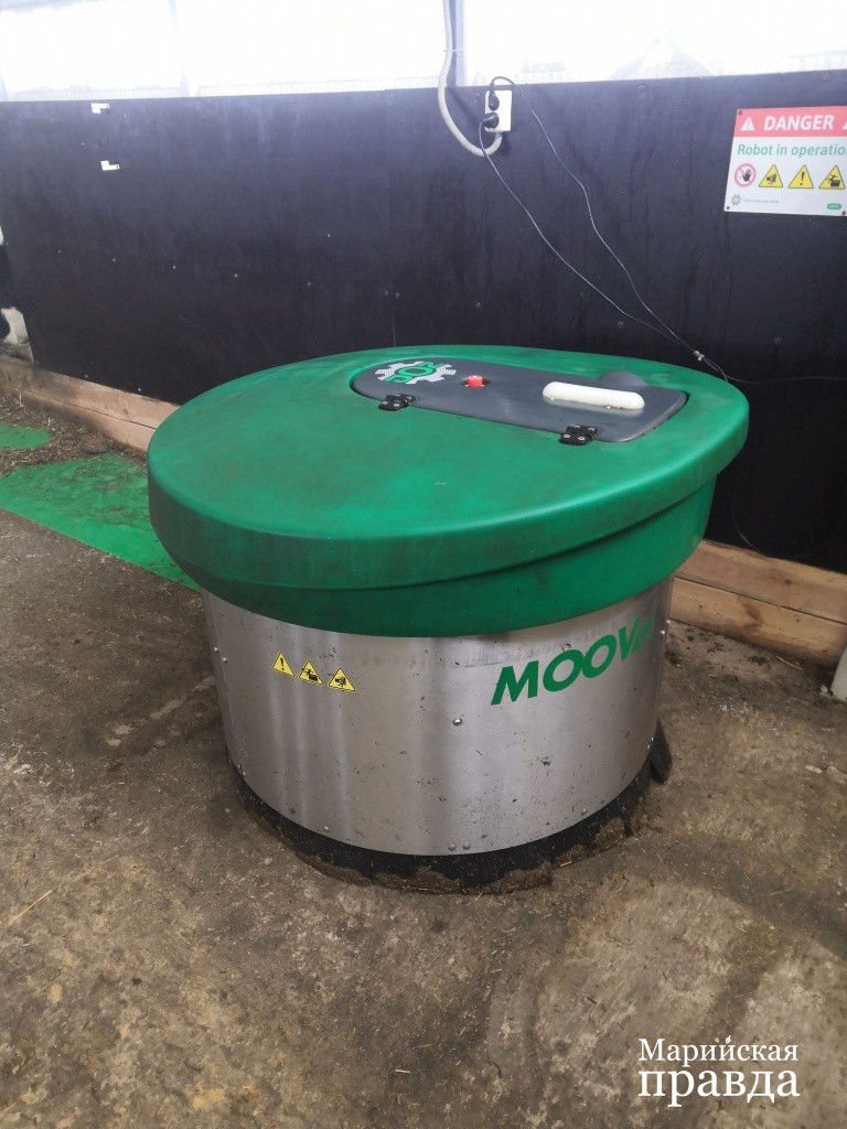 Этот кругляш не что иное, как робот, который бегает по ферме и подгребает сенаж .jpg