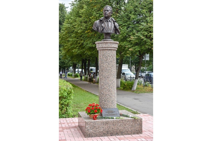 Бюст Эшпая.jpg