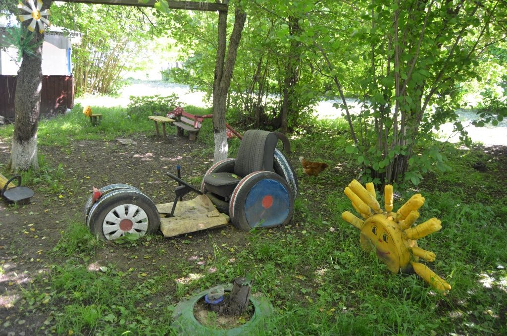 Прямо во дворе дома устроена детская площадка для внуков.JPG