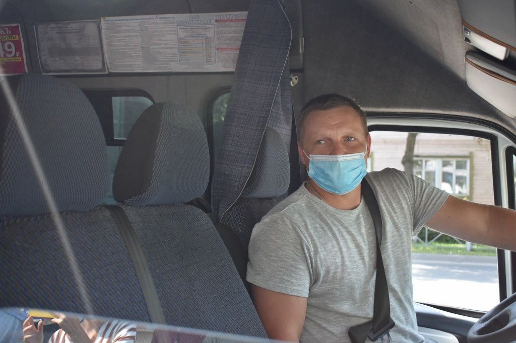 водитель в маске