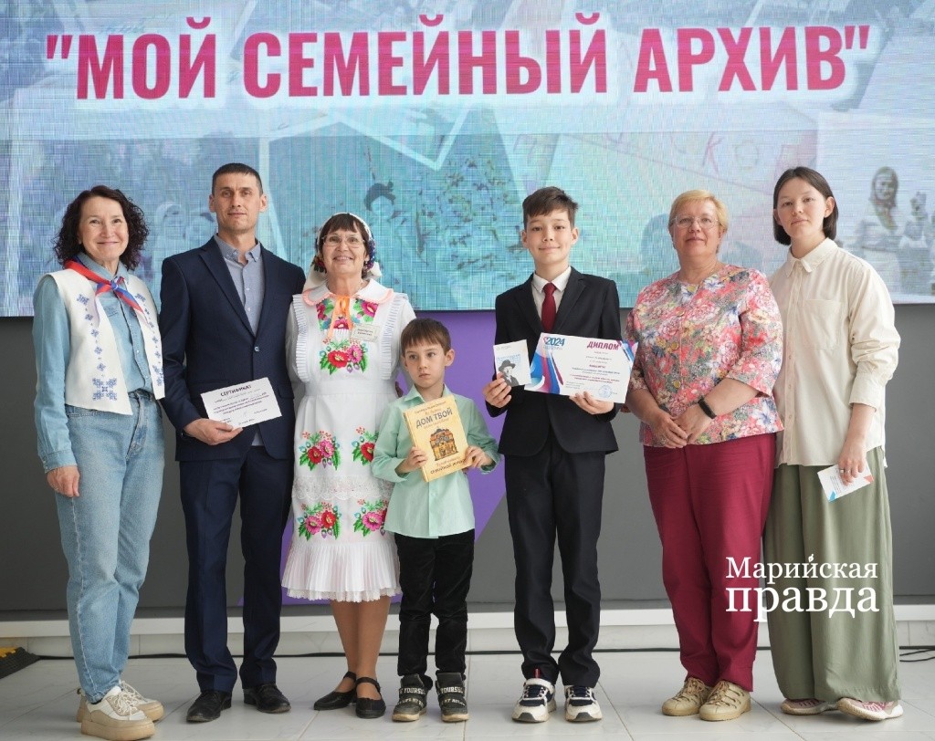 Анастасия Глазырина с сыном, внуками и членами жюри..jpg