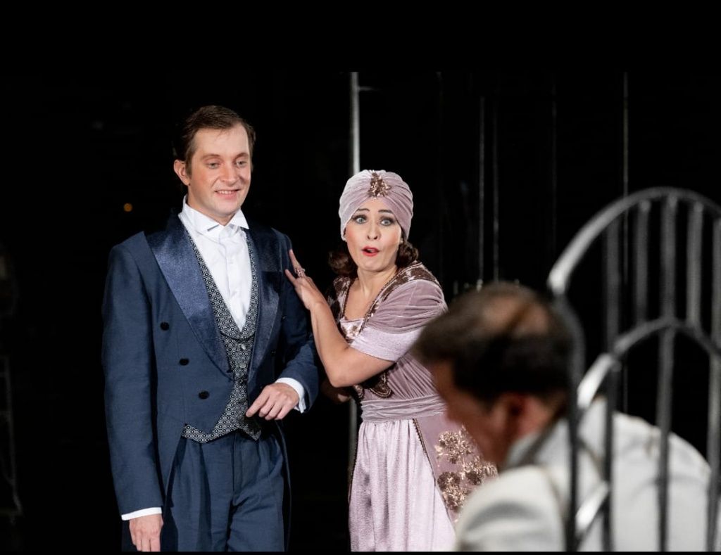 Обольянинов- арт. Сергей Васин. Зоя- Надежда Белобородова. Фото предоставлено театром.jpg