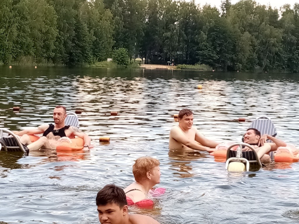 Управлять коляской можно самостоятельно, но без сопровождающего все же не обойтись (Фото Натальи Кулишовой).