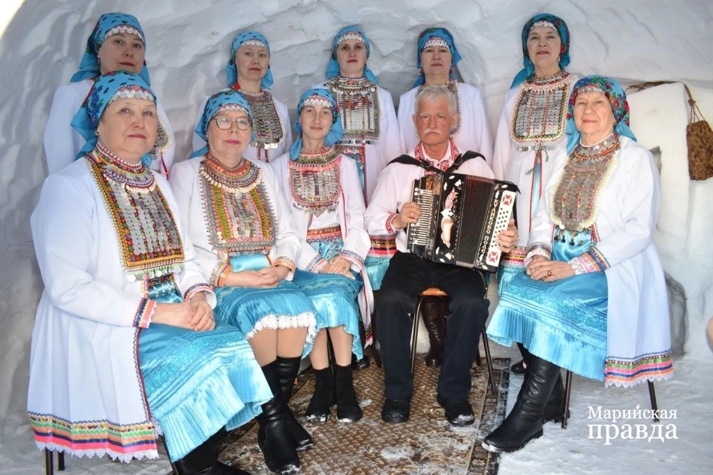 В снежной избе без проблем поместился весь коллектив самодеятеятельных артистов.jpg