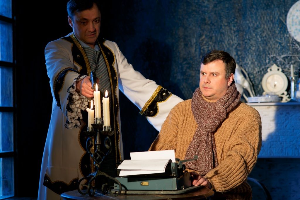 Сцена из спектакля Загадочные вариации Абель Знорко- Юрий Синьковский. Журналист Эрик Ларсен - Тимофей Шумаев. Фото предоставлено Тимофеем Шумаевым.jpg