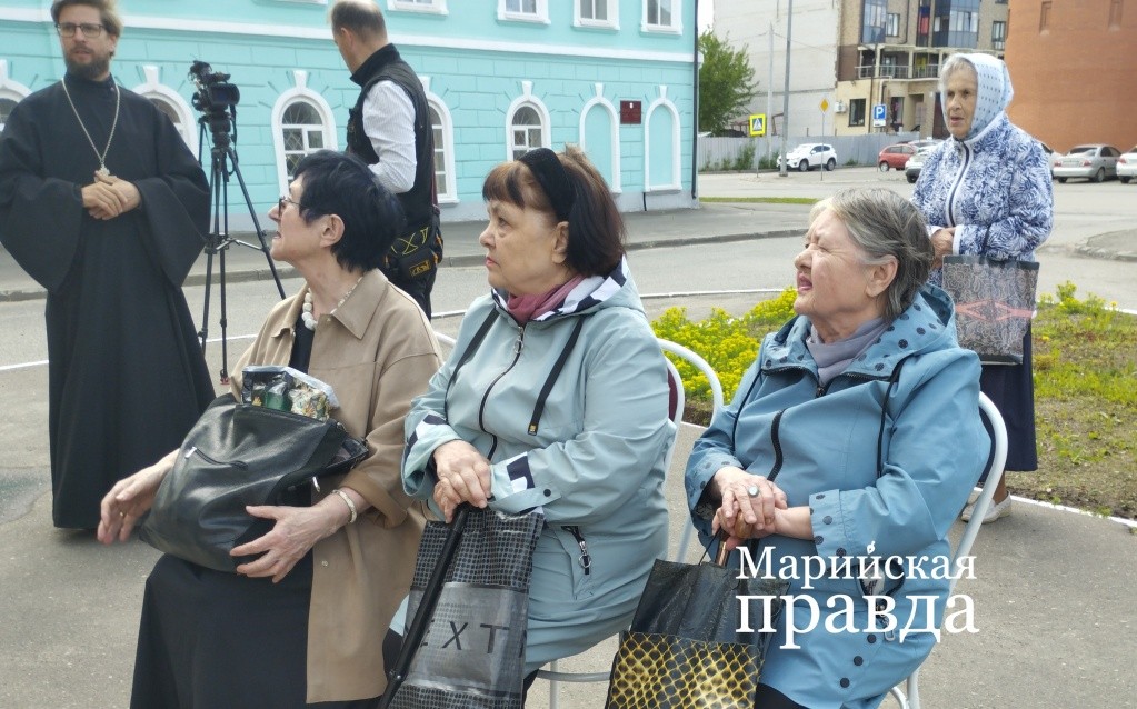 Внучки безмерно благодарны за восстановленную память о заслугах деда, которые они долго замалчивали. (Фото Натальи Кулишовой/"Марийская правда"). Внучки безмерно благодарны за восстановленную память о заслугах деда, которые они долго замалчивали. (Фото Натальи Кулишовой/"Марийская правда").