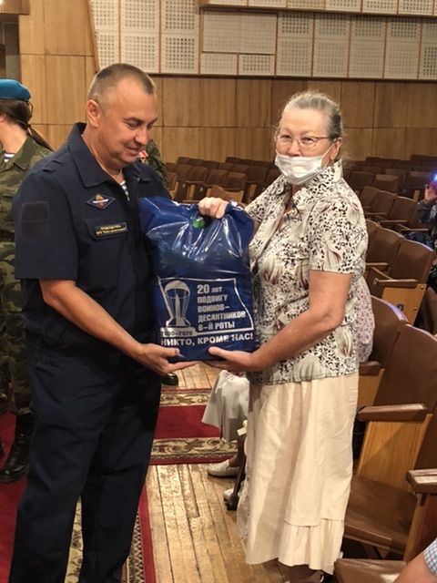 Вручение продовольственных наборов. (Фото регионального отделения Союза десантников России).