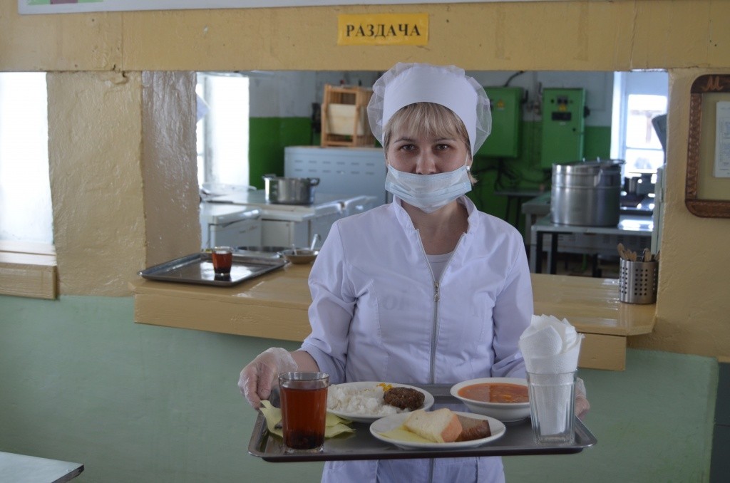 Старший повар Юледурской средней школы Алевтина Макарова настоящий профессионал своего дела.JPG