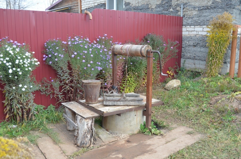 Этот колодец в центре деревни немало выручал местных жителей. Этот колодец в центре деревни немало выручал местных жителей.jpg