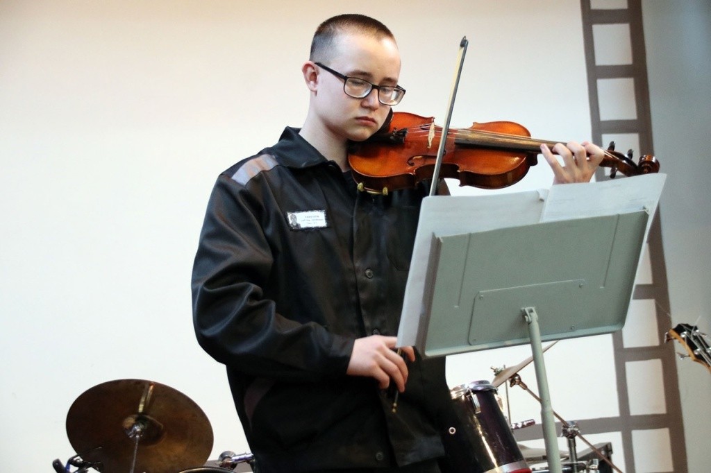 мальчишка в оч.jpg