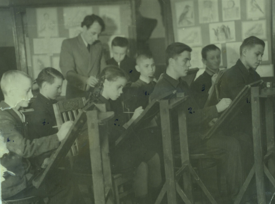 Новосёлов - на фотографии изокружок во время занятия по рисунку в 1955 году. Я учился в 9 классе на фото я второй слева..PNG
