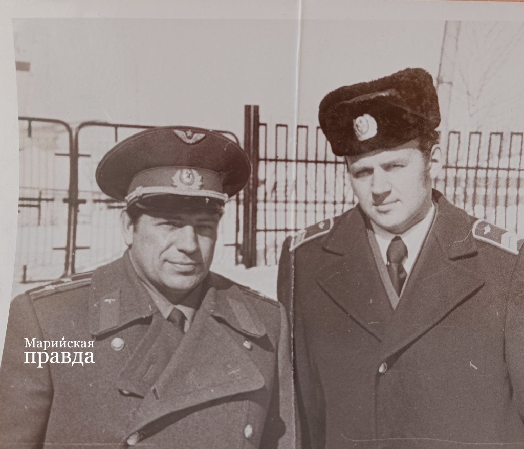 Зыков с космонавтом Ляховым 1.jpg