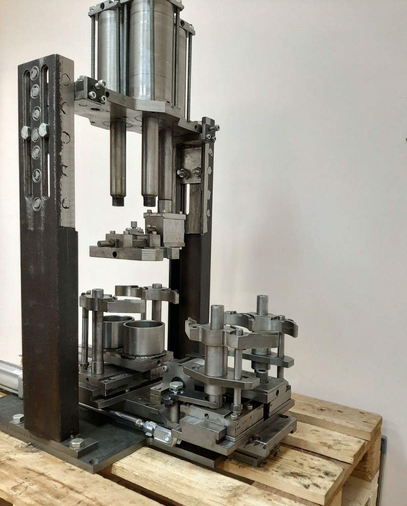 За этим оборудованием - будущее мелкосерийного производства стеклотары.jpg