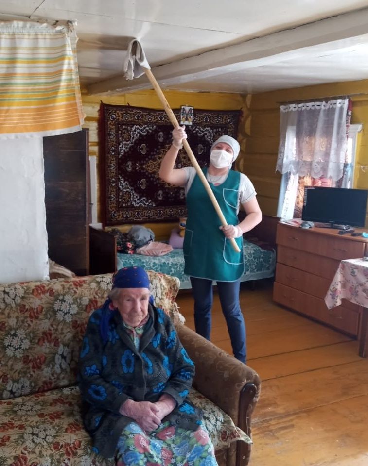 Соцработники - свои люди в домах пенсионеров. (Фото предоставлено КЦСОН Мари-Турекского района).