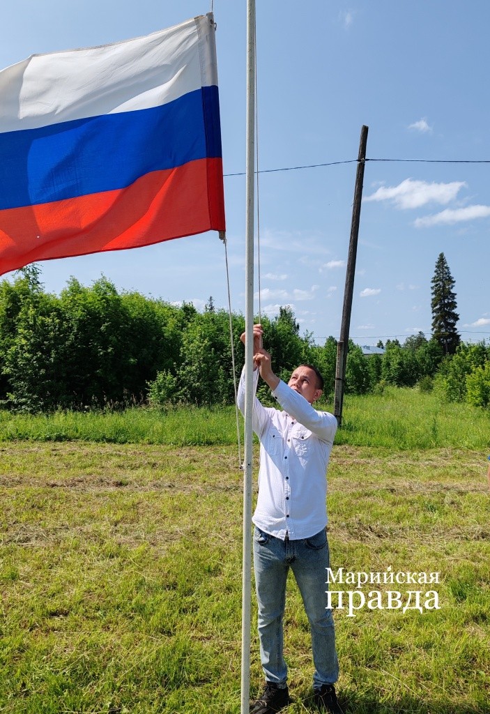 Николаю Горохову как передовику производства доверили поднять флаг на районном празднике Пеледыш пайрем 1.jpg