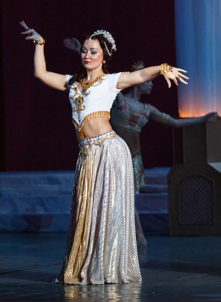 Сколько грации и изящества. Оперетта Баядера. Одетта Доримон - Валерия Баландина. Фото Евгения Никифорова.jpg