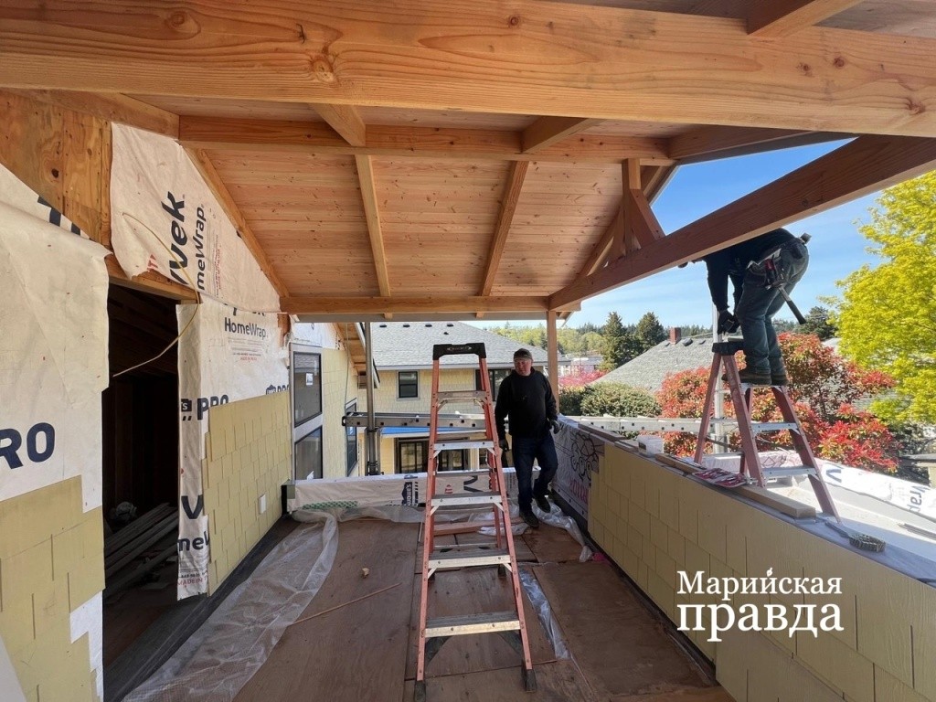 Отец с сыном занимаются облицовкой домов1.jpg