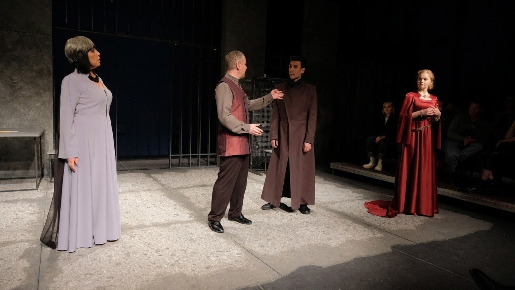 Сцена из спектакля Поджигатель молодежного театра из Уфы. фото предоставлено АРТД им. Константинова.jpg