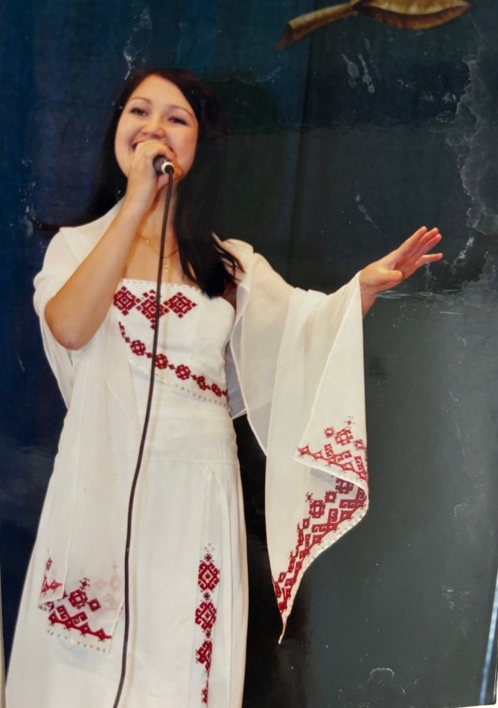 Она могла стать прекрасной певицей, но предпочла сцене учебный класс..jpg