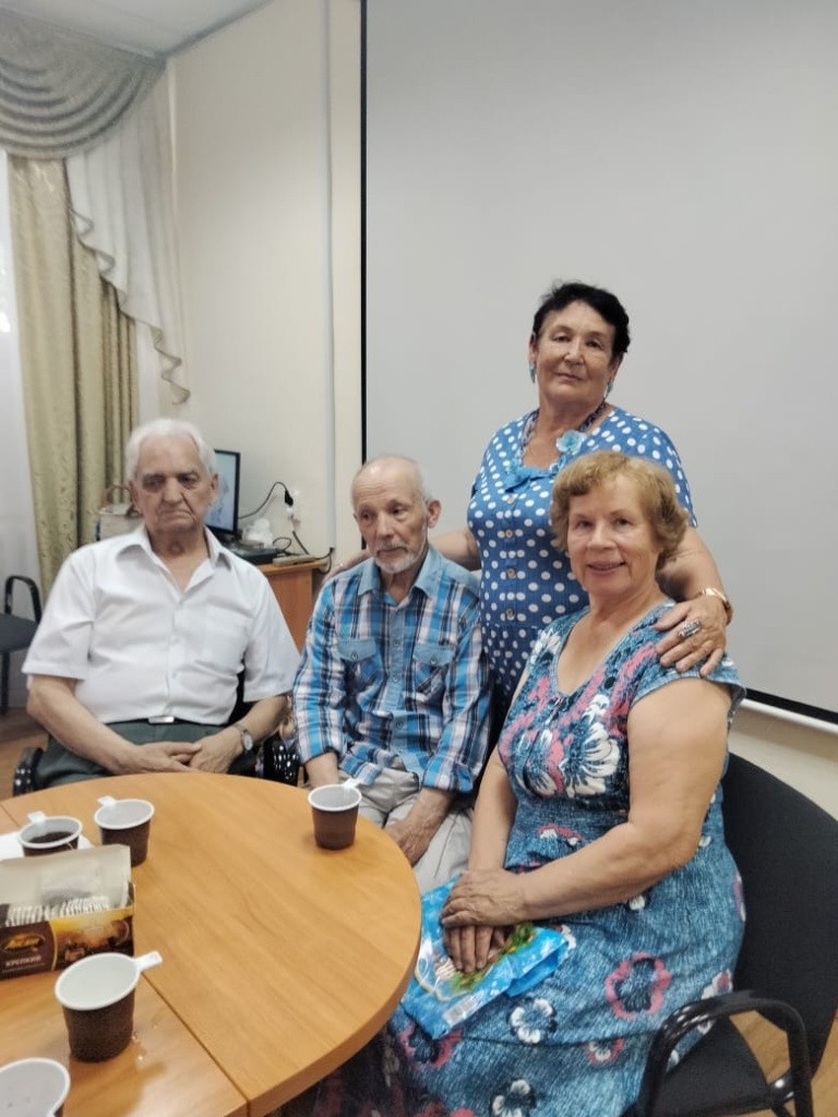 Супруги по-прежнему активны и в общественной жизни района. (Фото предоставлено Ириной Смирновой). Супруги по-прежнему активны и в общественной жизни района. (Фото предоставлено Ириной Смирновой).