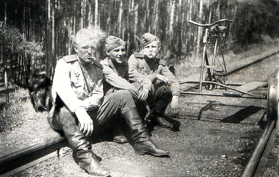 06.1945г. Германия.Выполнение работ по восстановлению железнодорожного полотна. Лейтенант Капустин Н.А. в центре..jpg