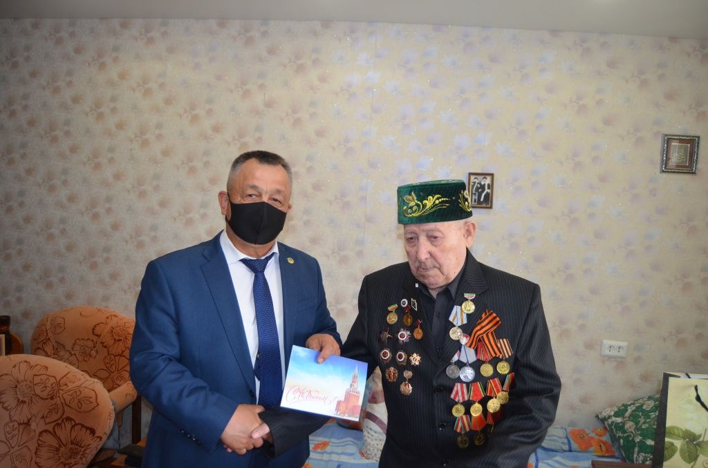 Глава администрации района Альфит Ибраев вручил ветерану поздравление от Президента России Владимиа Путина.JPG