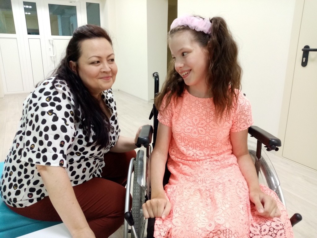 Кристина с воспитателем Татьяной Малышевой (Фото Натальи Кулишовой).