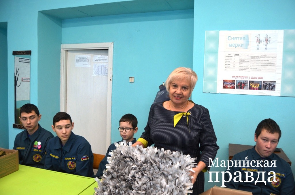 Марзия Шакирова плетет нашлемники у себя дома 1.jpg