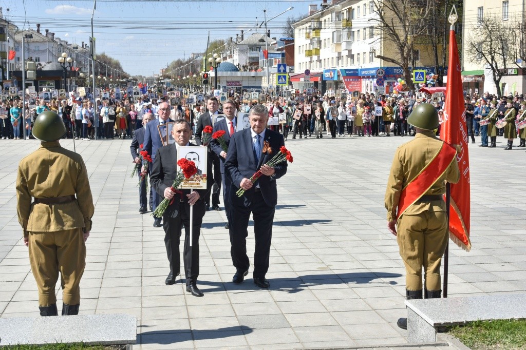 Участники Бессмертного полка возложили цветы к Монументу Воинской Славы. (Фото пресс-службы Главы РМЭ).