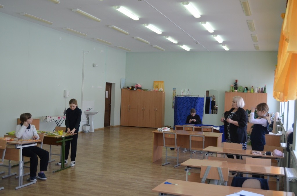 Урок швейного дела проходит в рабочей неформальной обстановке. Урок швейного дела проходит в рабочей неформальной обстановке.jpg