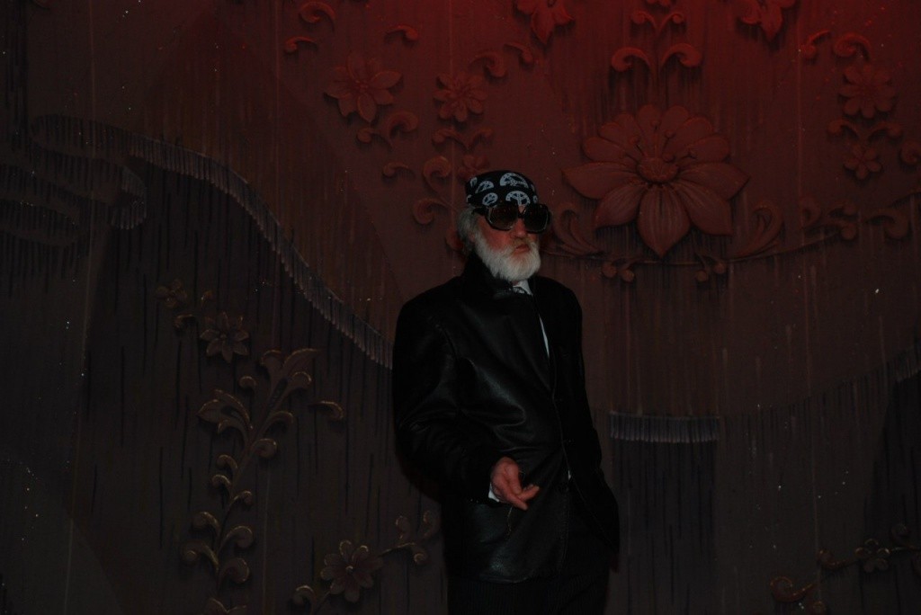 Капустники в колледже редко проходили без этого импозатного мужчины..jpg