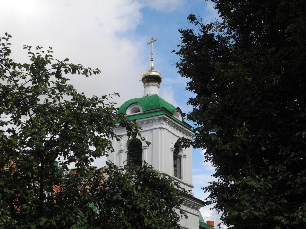 Под куполами Тихвинской церкви. (Фото Натальи Кулишовой).
