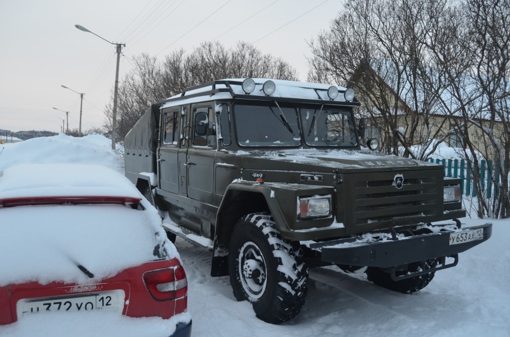 Мощь внедорожника от Юнусова особенно чувствуется на фоне занесенной снегом легковушки. Мощь внедорожника от Юнусова особенно чувствуется на фоне занесенной снегом легковушки.jpg