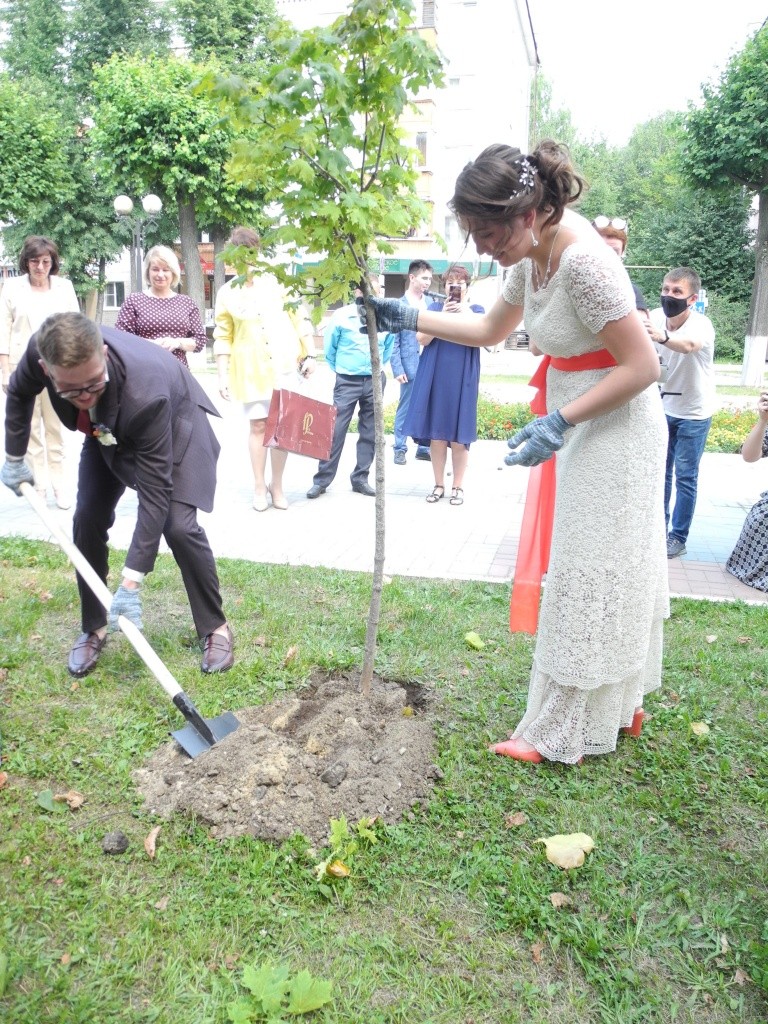 Трудовой десант в свадебных нарядах. (Фото Натальи Кулишовой).