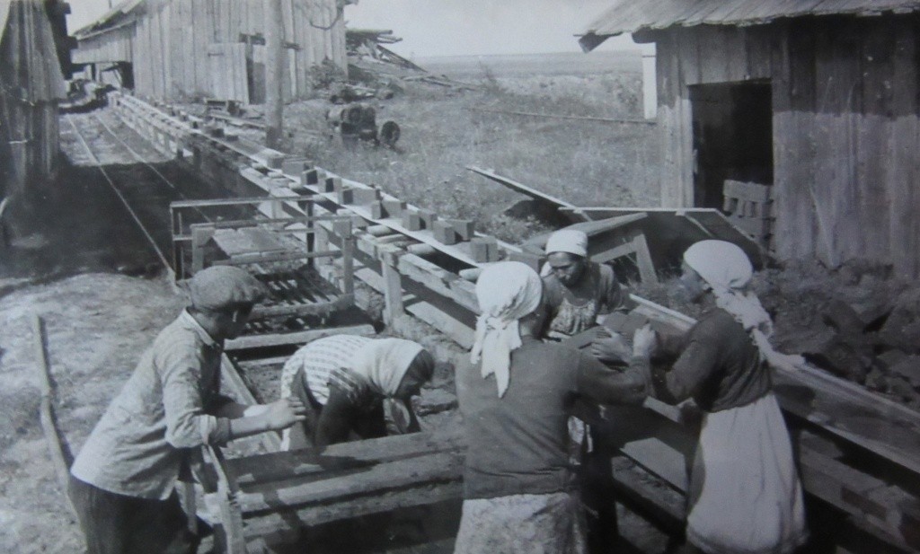 Кирпич сырец шел по ленте транспортера. Кирпич сырец шел по ленте транспортера.jpg